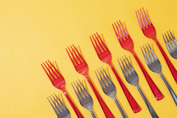 ¿Qué es importante considerar al elegir utensilios y materiales de plástico para el manejo de alimentos?