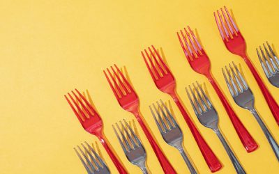¿Qué es importante considerar al elegir utensilios y materiales de plástico para el manejo de alimentos?